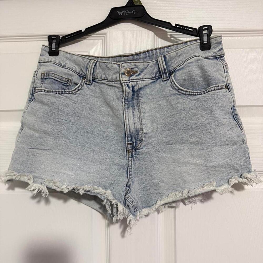 H&M light wash denim shorts